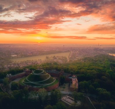 Z pretekstami i bez. Po Krakowie szlakiem kopców